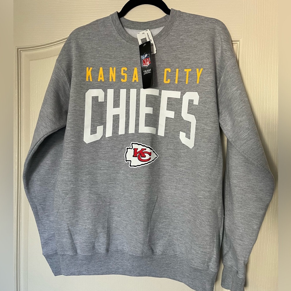 🆕 NFL Kansas City Chiefs Gray Crewneck Sweatshirt NWT Cozy Fanwear Small 🏈